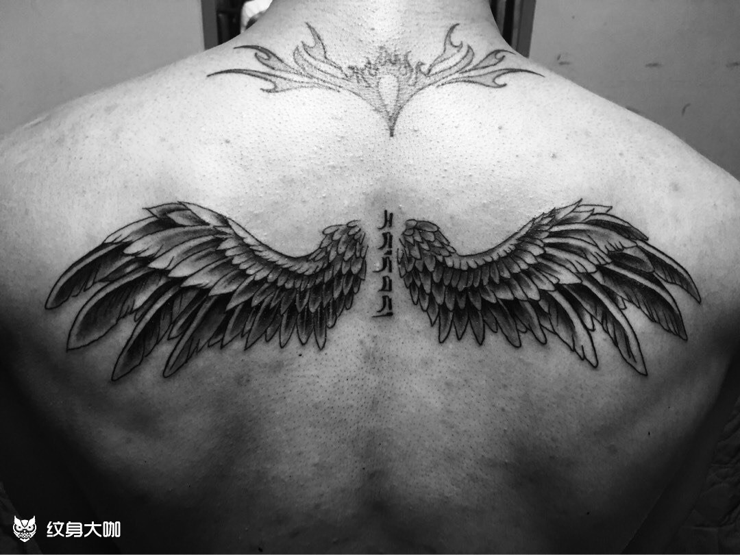 背上翅膀纹身图案图片