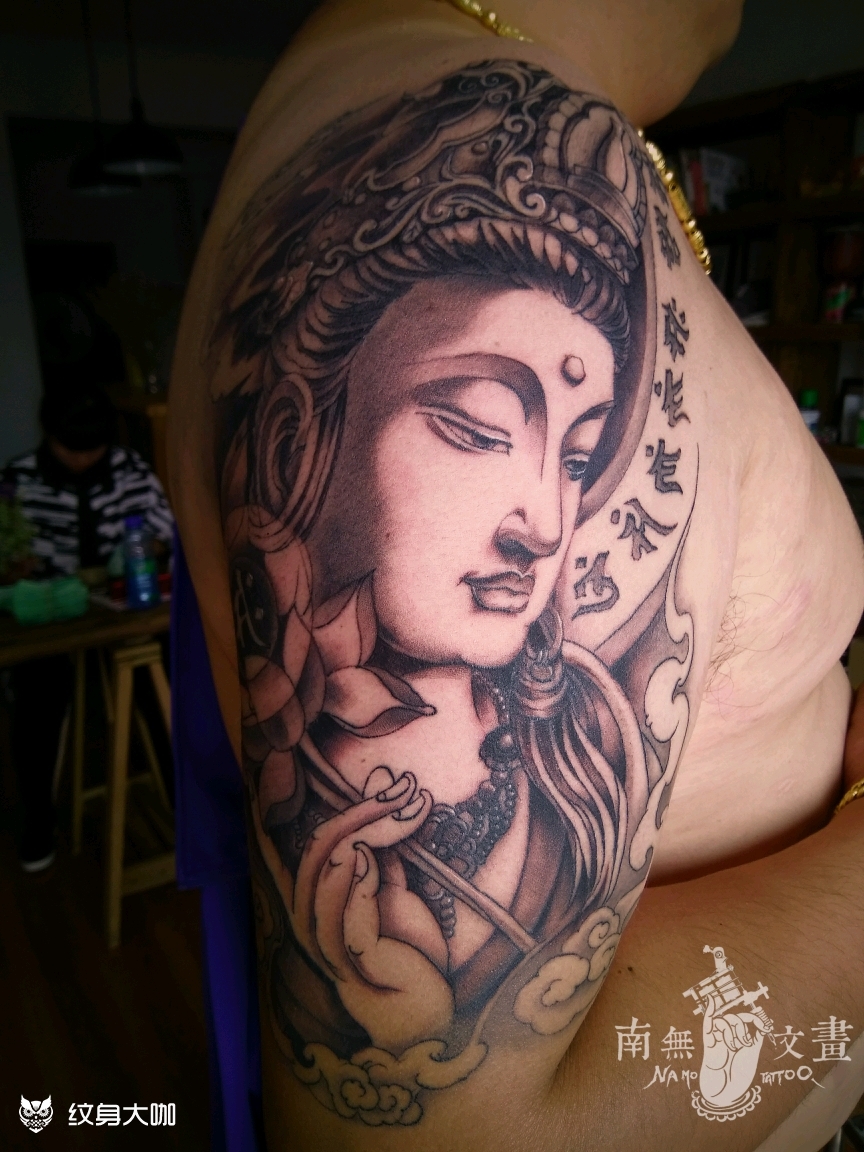 作品简介:分两次完成的大臂佛像,在纹身大咖上接的活儿.