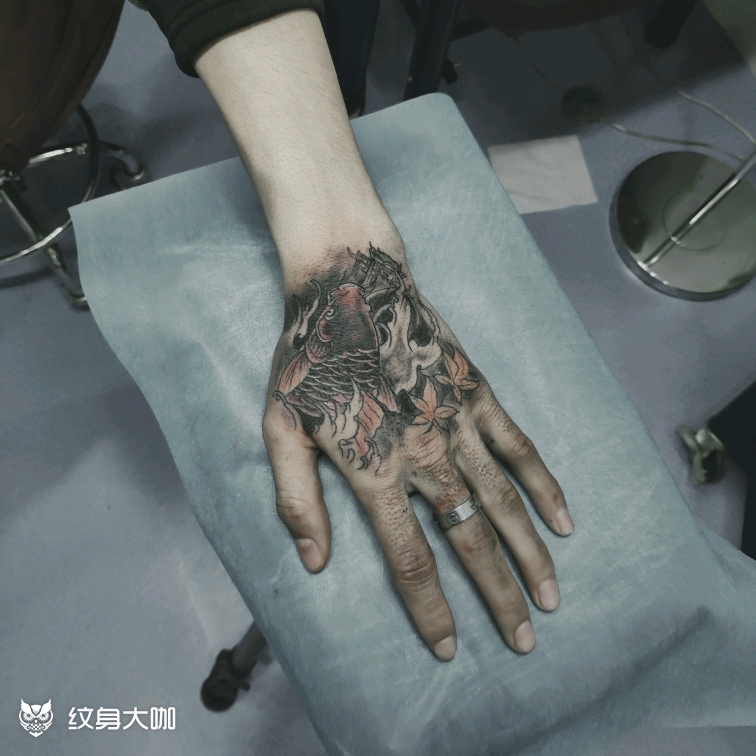 手背锦鲤跃龙门_纹身图案手稿图片_宋歌的纹身作品集