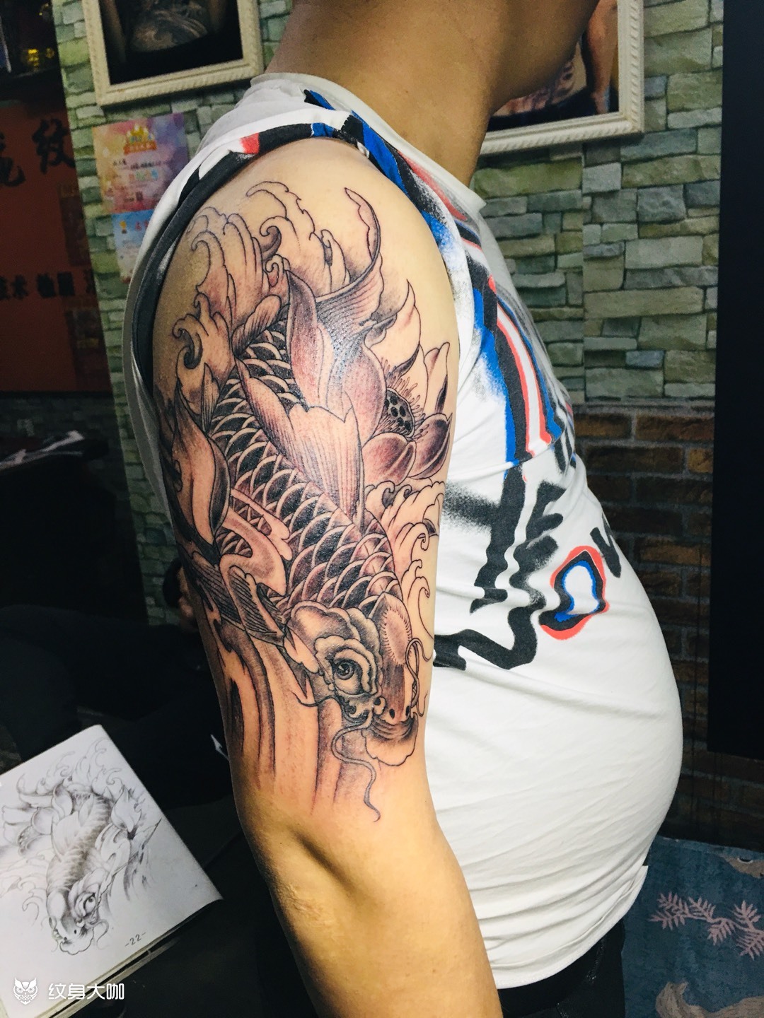 锦鲤花臂_纹身图案手稿图片_鼎龙纹身老店的纹身作品集