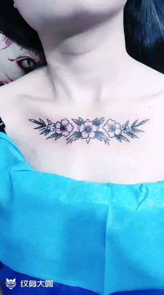 小姐姐锁骨素花纹身完成超能扛_纹身吧社区 - 纹身大咖