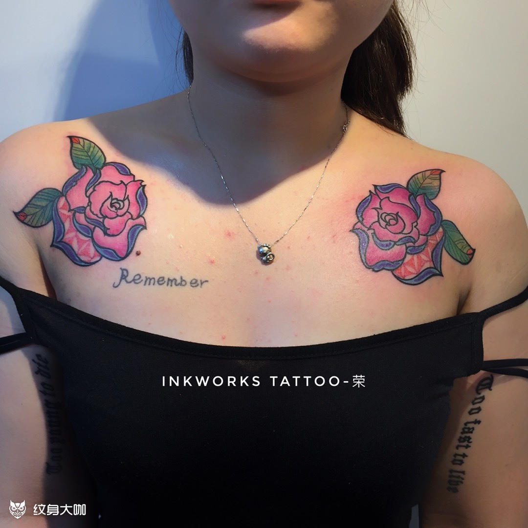 胸前两朵玫瑰纹身图图片