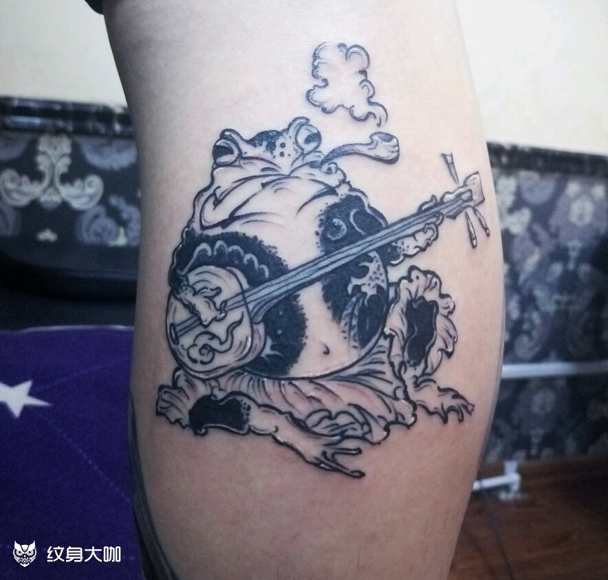 弹三味线的蛤蟆_纹身图案手稿图片_袁德贤的纹身作品集