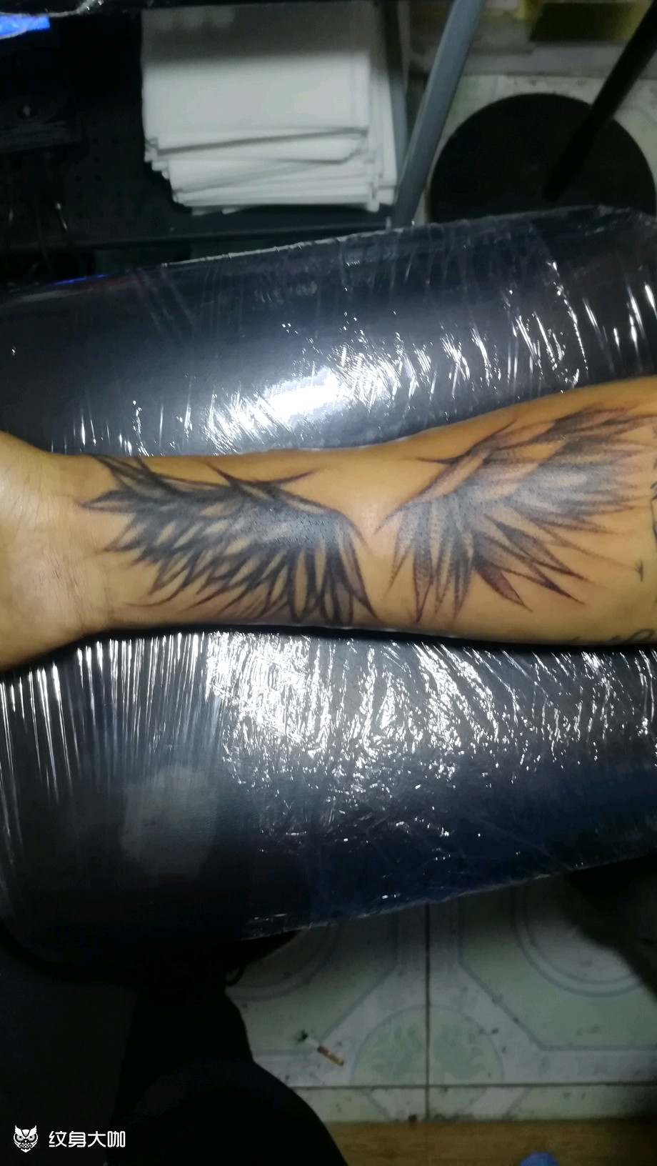 作品简介:客人用翅膀代表自己的双手,保护自己的儿子和女儿,我用了