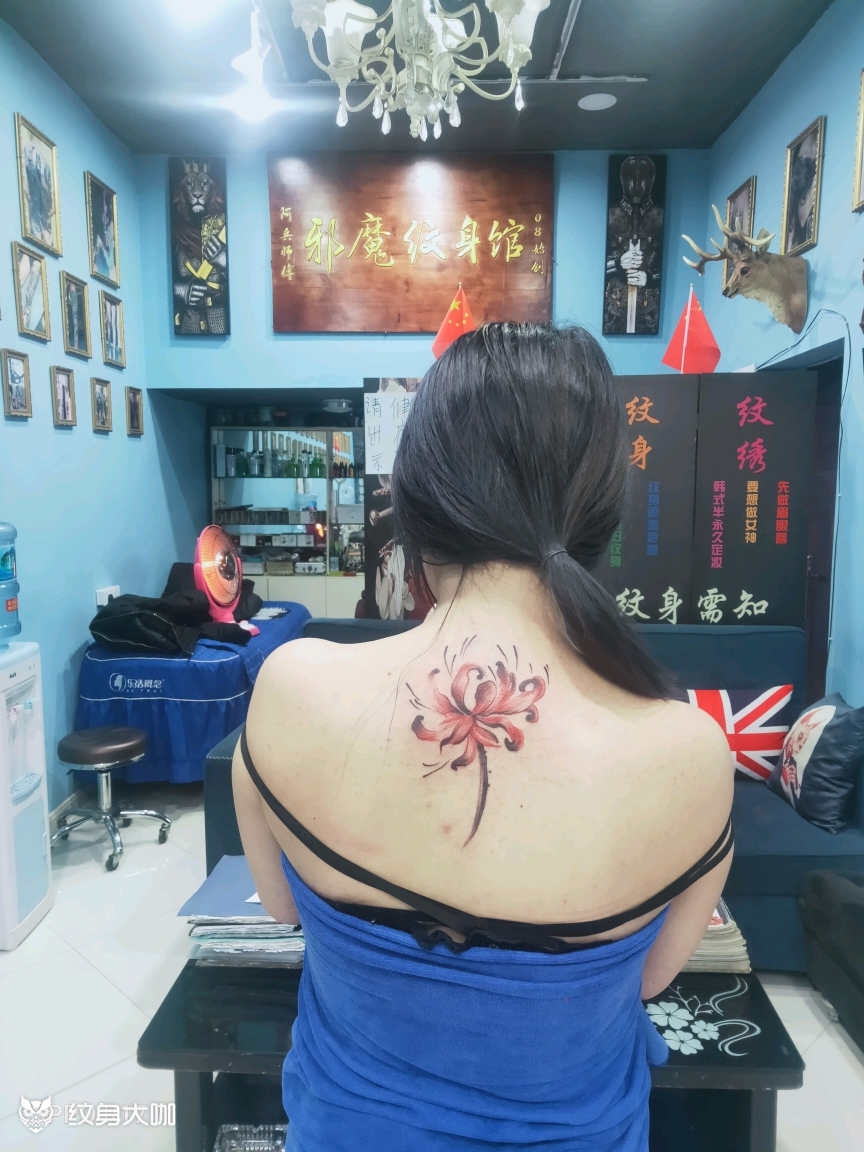 美女后背彼岸花纹身