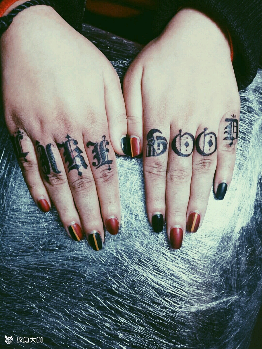 m字母纹身图案手指图片