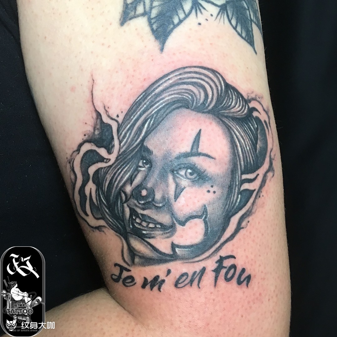 奇卡诺黑灰小丑脸女孩