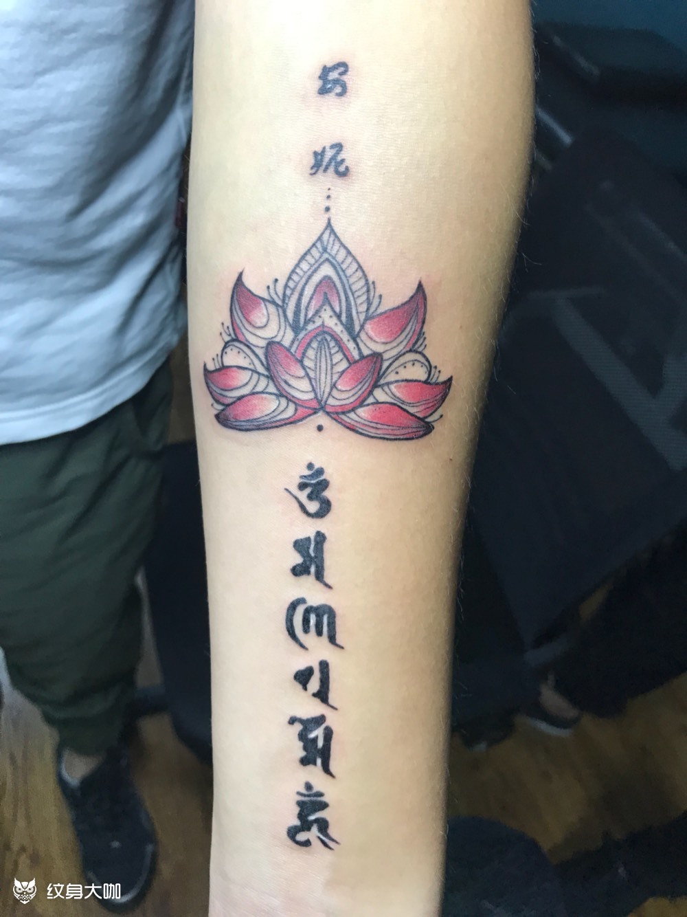 六字真言加荷花_纹身图案手稿图片_王霖的纹身作品集
