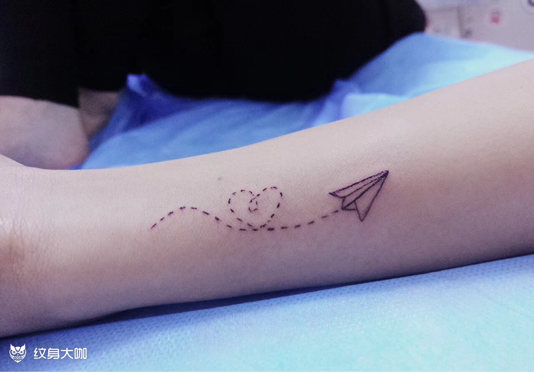 纸飞机纹身图案的意义图片