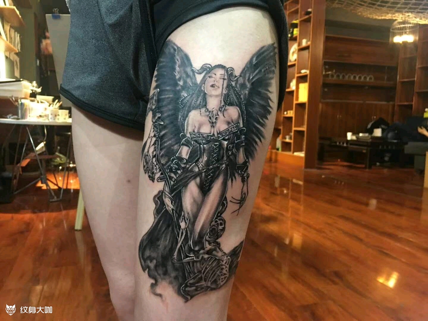 堕落天使纹身女生图片