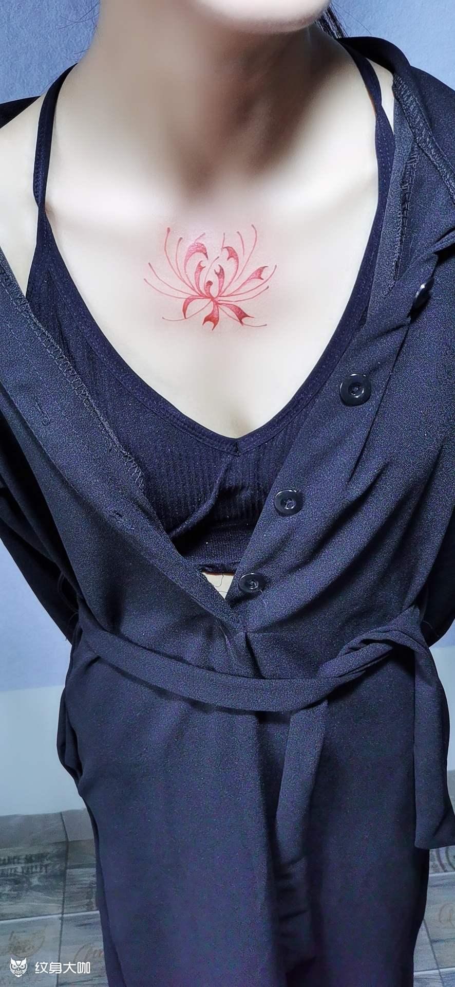 女生胸花纹身素材图片