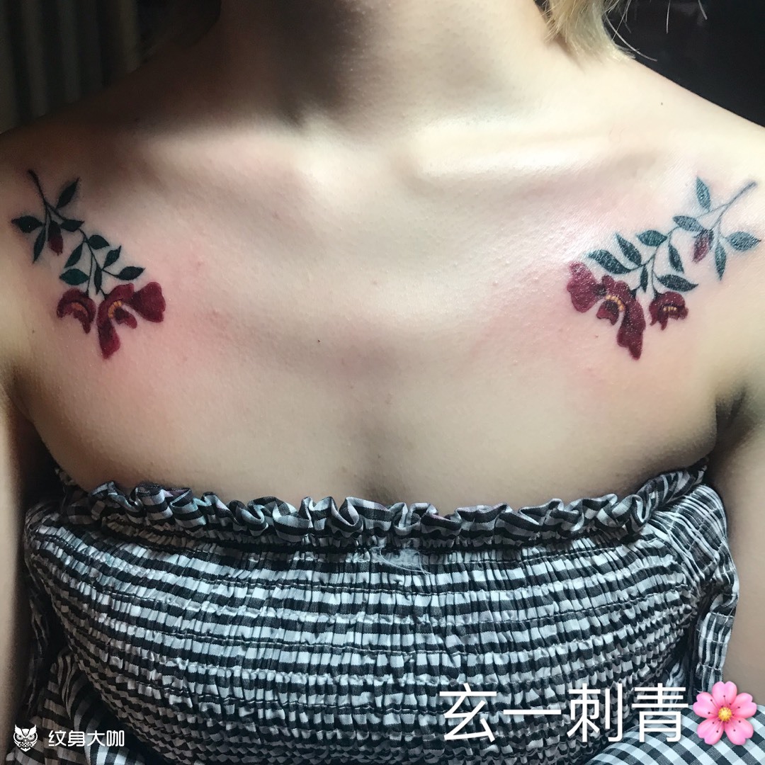 女生胸前花纹身一对图片