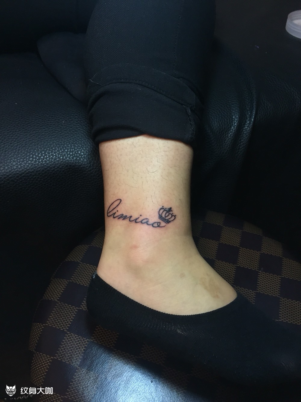 脚踝字母纹身