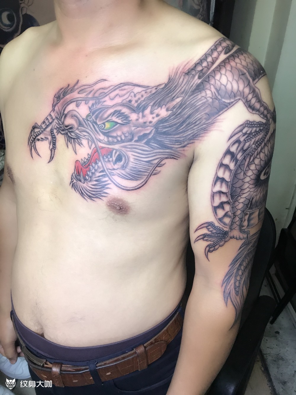 过肩龙纹身
