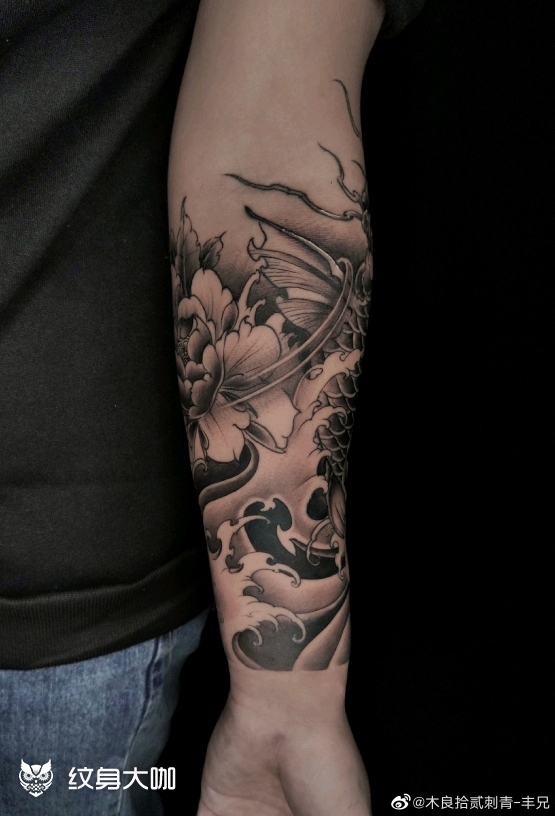 鲤鱼纹身图片手臂黑色图片