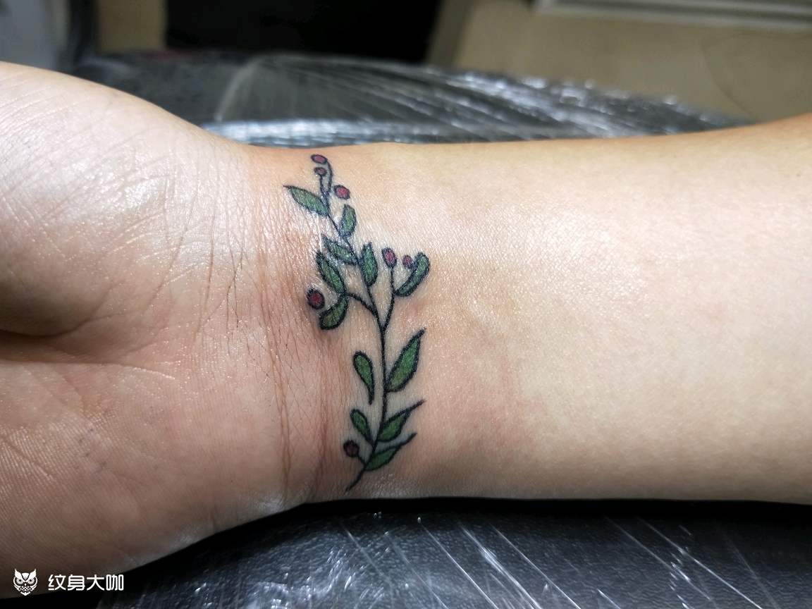 手腕小叶子_纹身图案手稿图片_逆笙刺青的纹身作品集