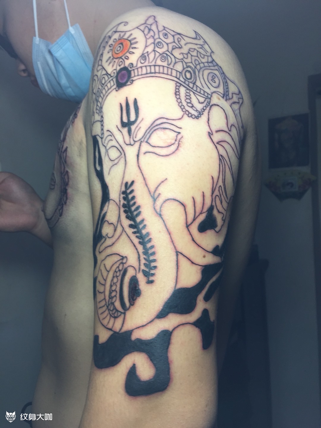 象神大臂一侧黑灰版雾线条完成