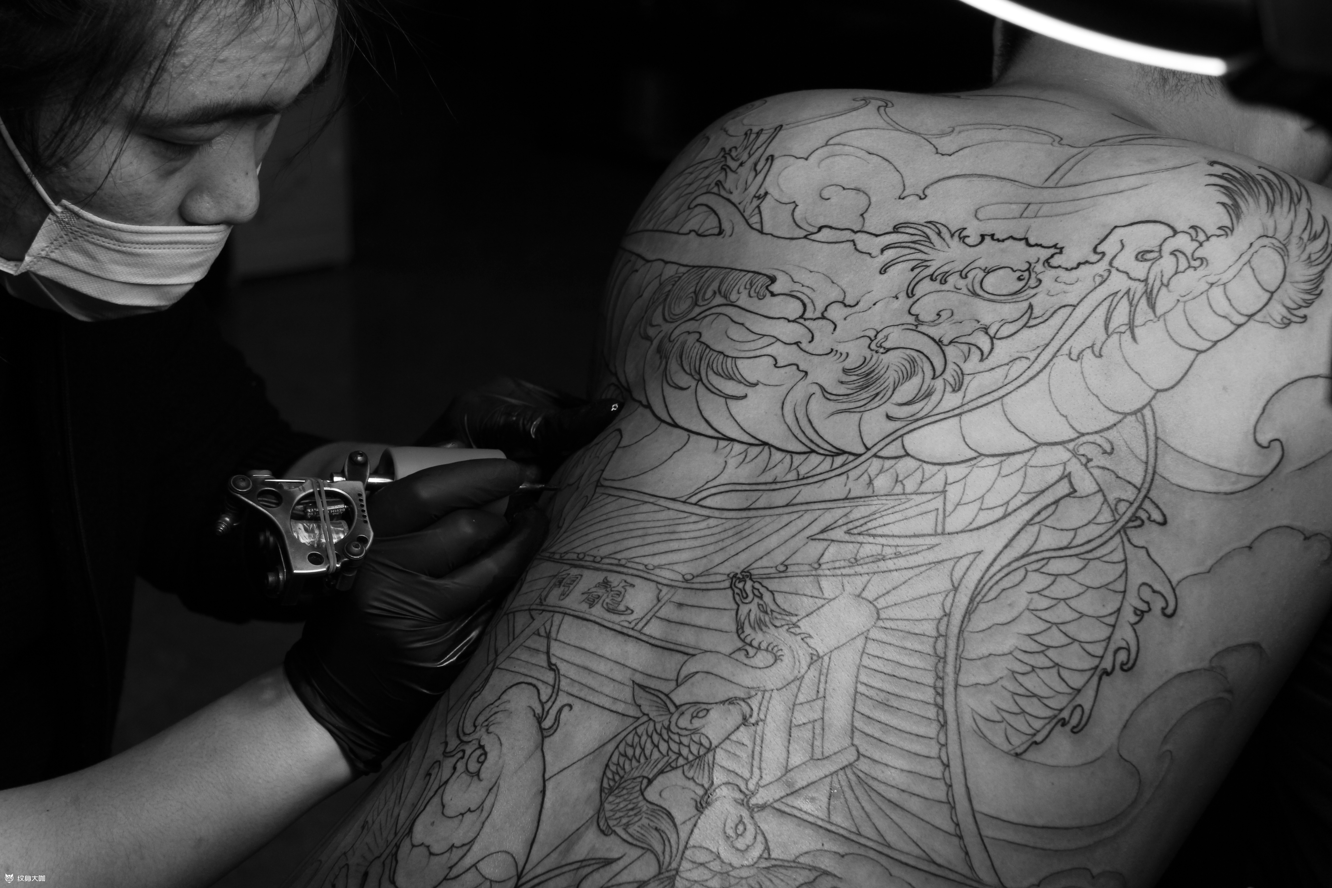 满背锦鲤跃龙门!_纹身图案手稿图片_小松的纹身作品集