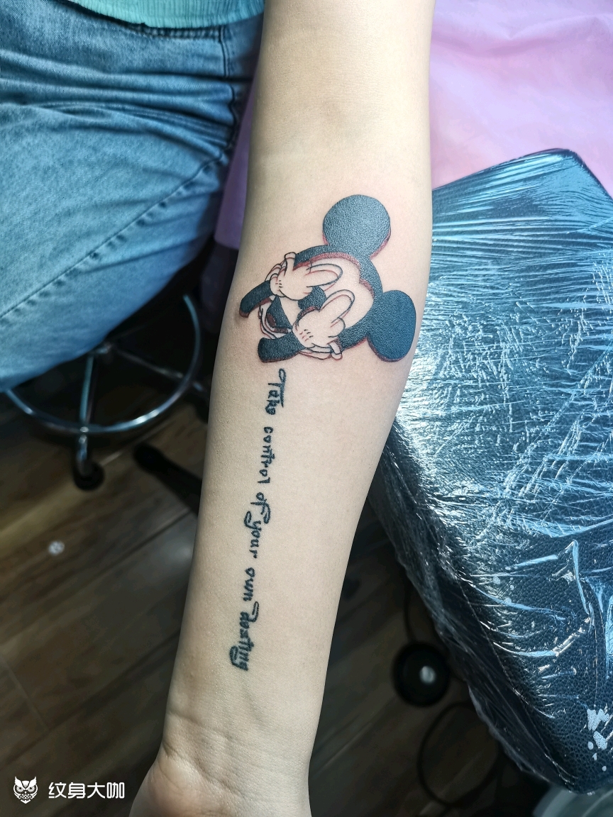 竖中指的米老鼠_纹身图案手稿图片_璐瑶的纹身作品集