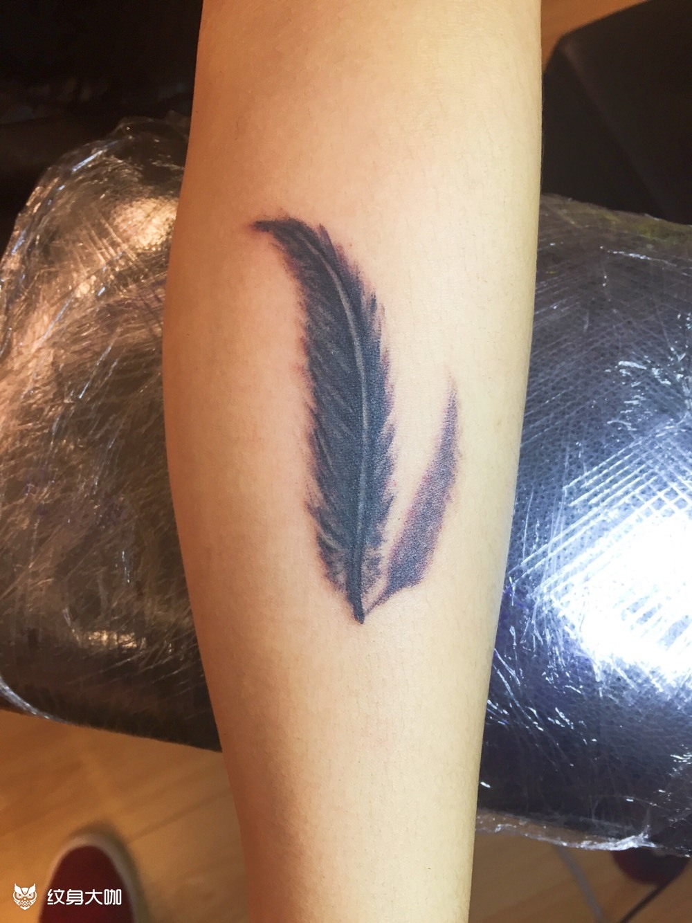 羽毛遮盖字母纹身