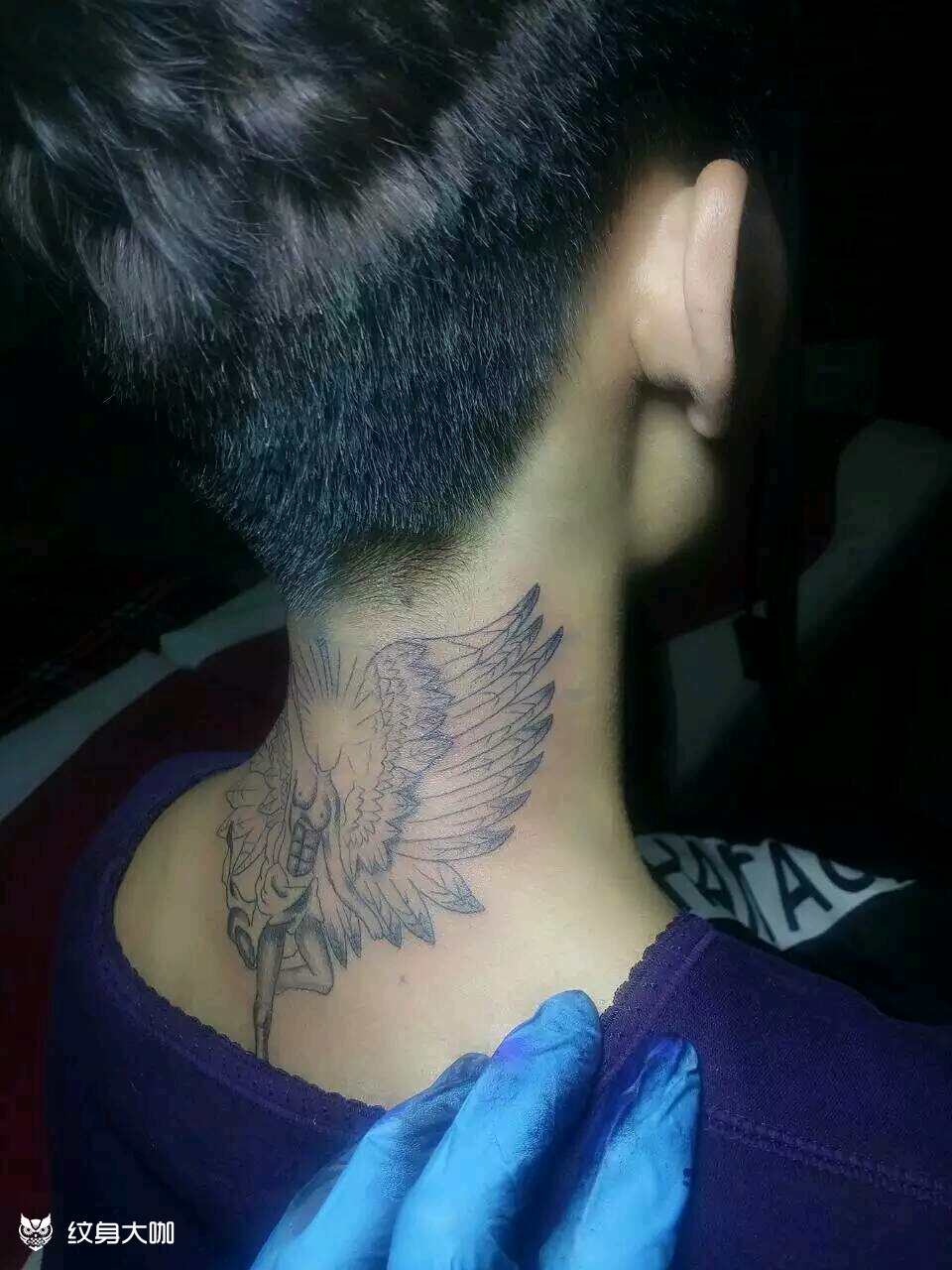 后颈纹身天使图片