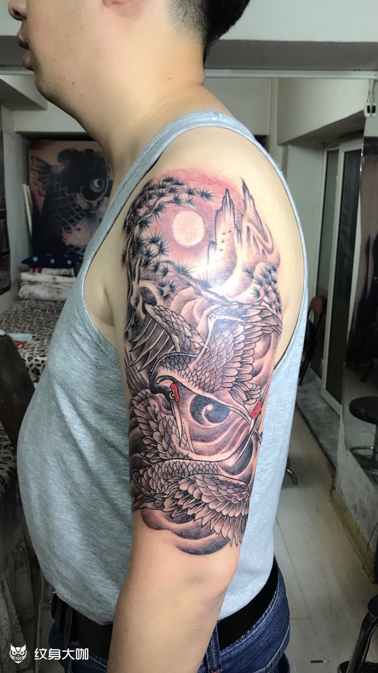 大臂仙鹤纹身