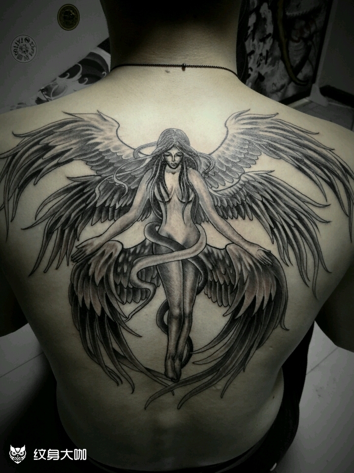 天使恶魔各一半的纹身图片