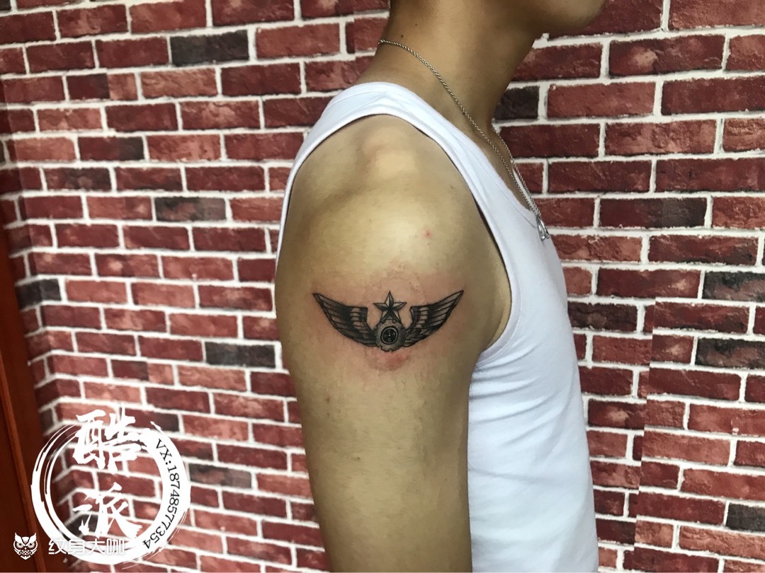 作品更新 刚退伍 把军人的标志刺在身上 对他来说应该很有意义吧_纹身