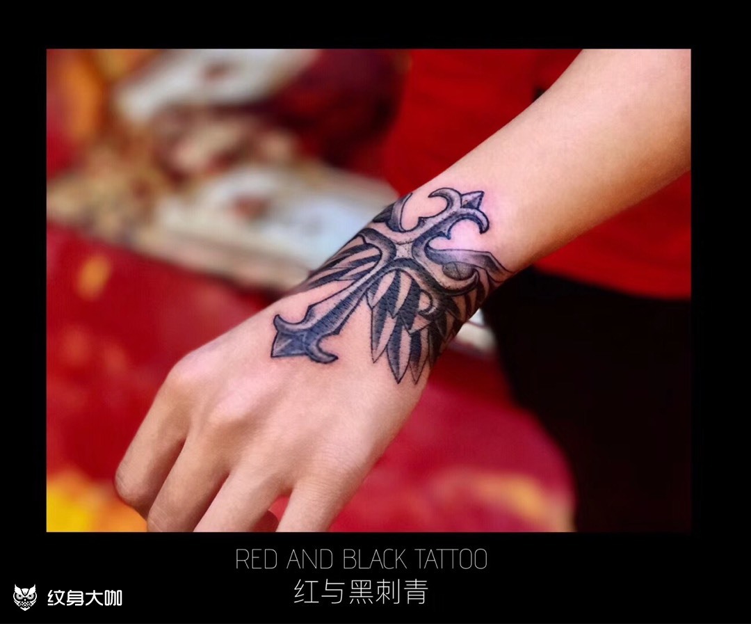 哥特十字架_纹身图案手稿图片_红与黑 金银的纹身作品集