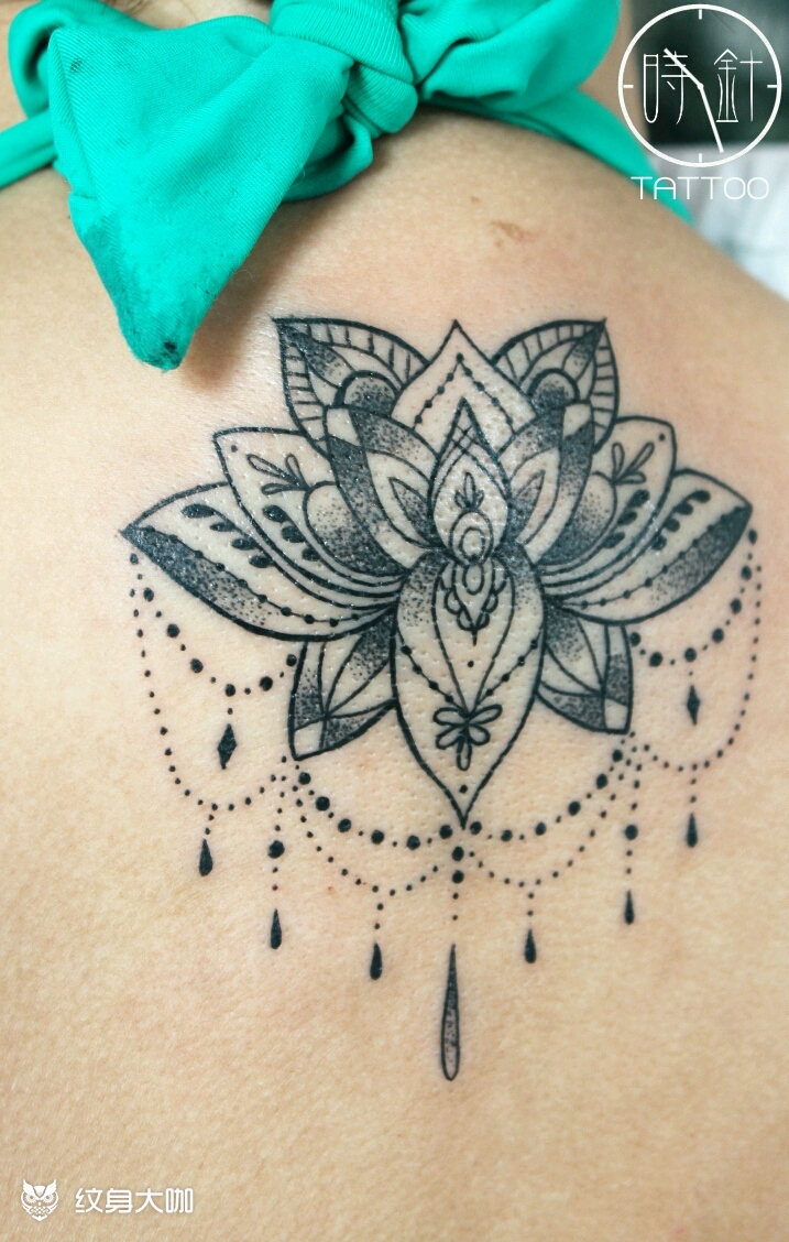 时针刺青后背莲花_纹身图案手稿图片_travis时的纹身作品集