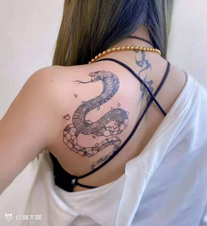 百步蛇纹身图片