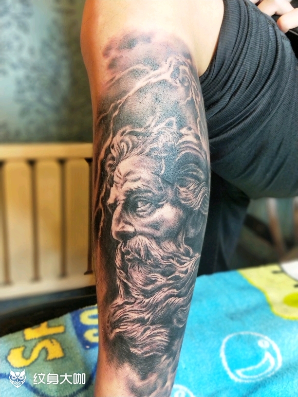 写实宙斯拼接花小腿_纹身图案手稿图片_高波的纹身作品集