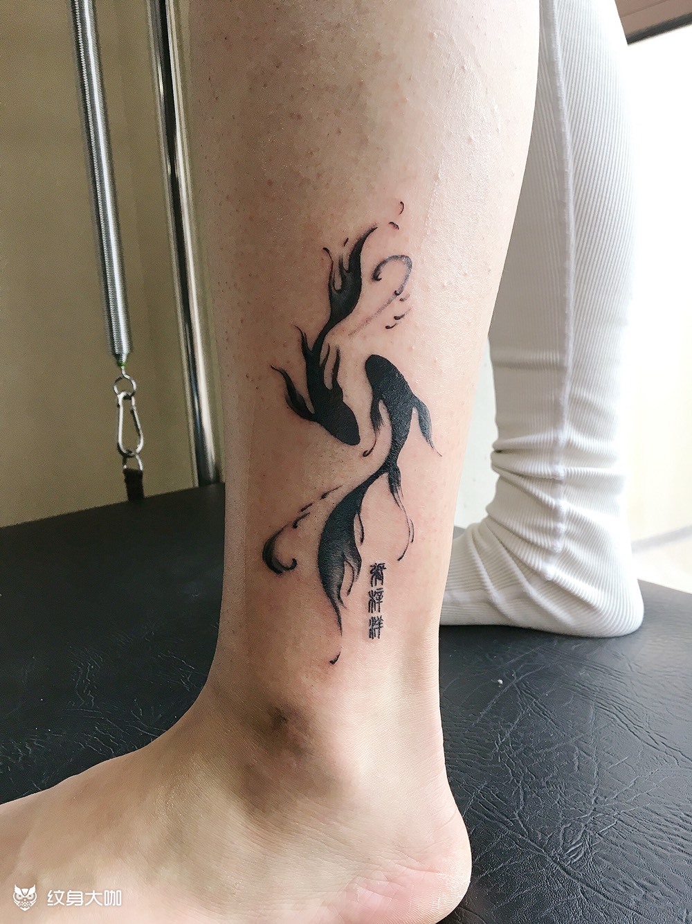 瑜伽老师也是一位妈妈,图下角纹的是自己儿子的名字,五行缺水,选择了