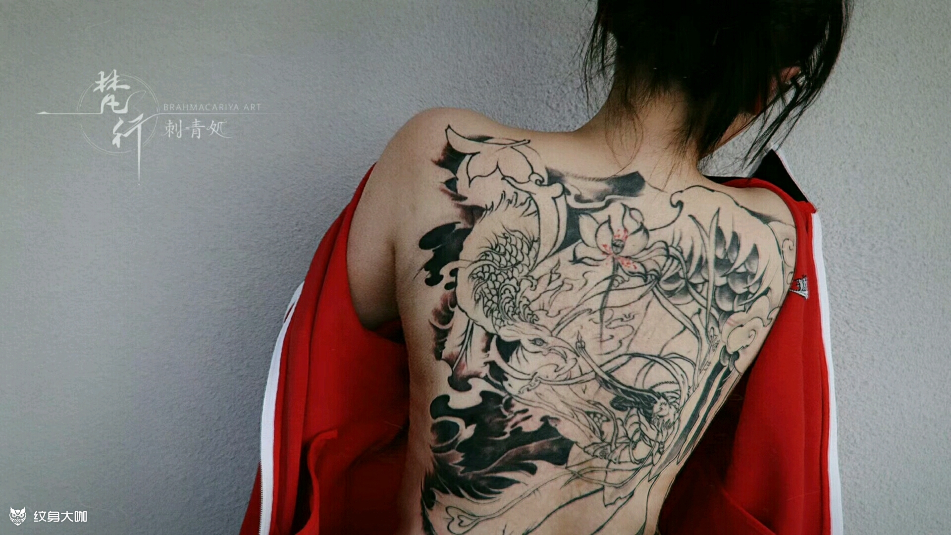 韩雅乐满背纹身图片