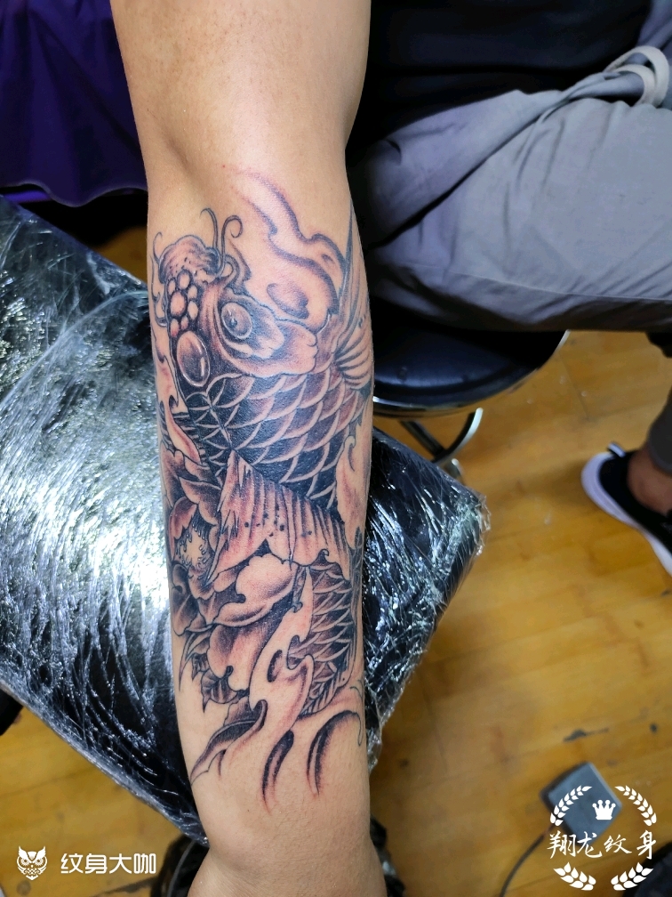 小手臂鲤鱼纹身