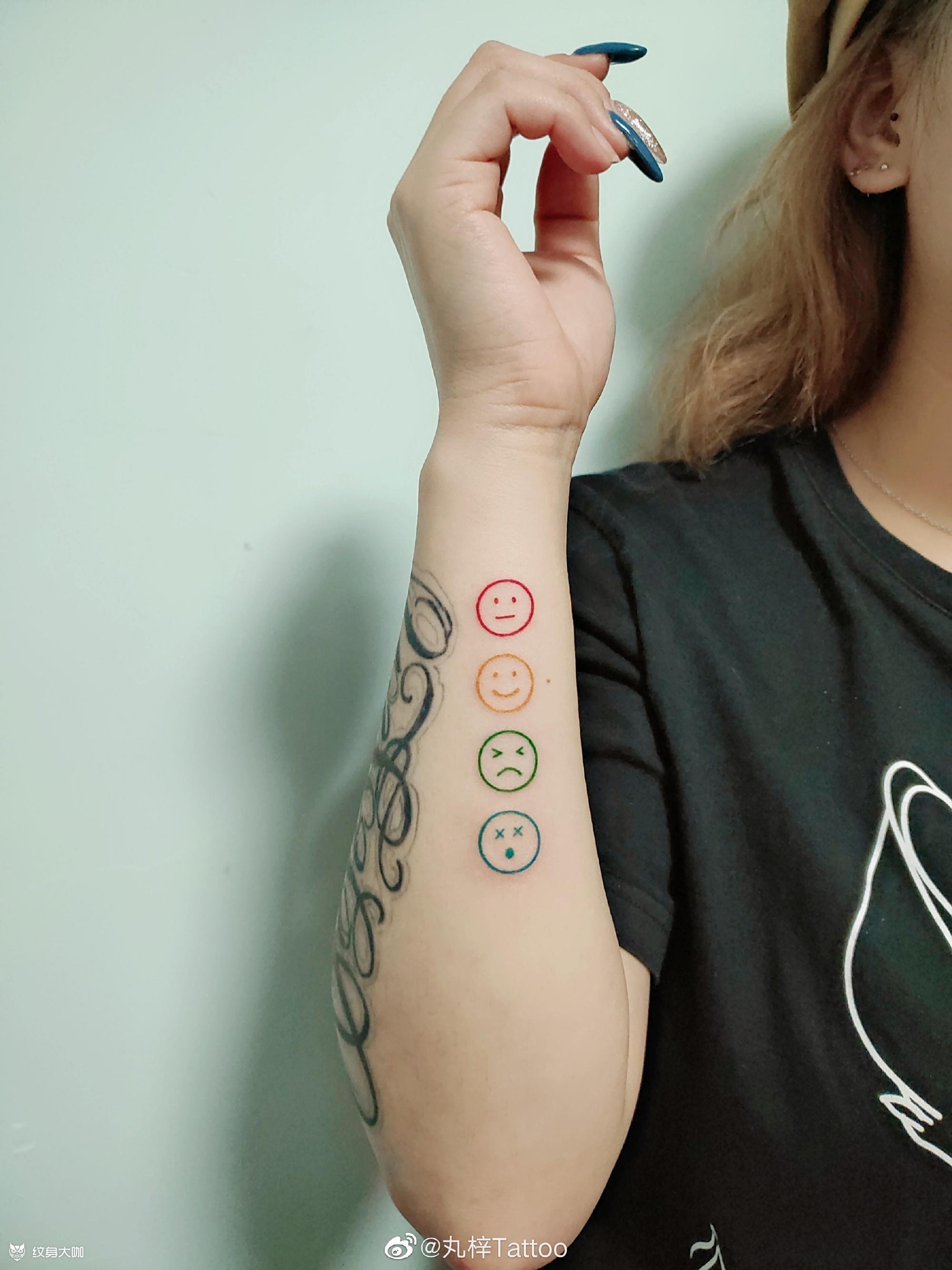 作品简介:【文身】 泫雅风小纹身刺青又一只. 彩色表情包系列.