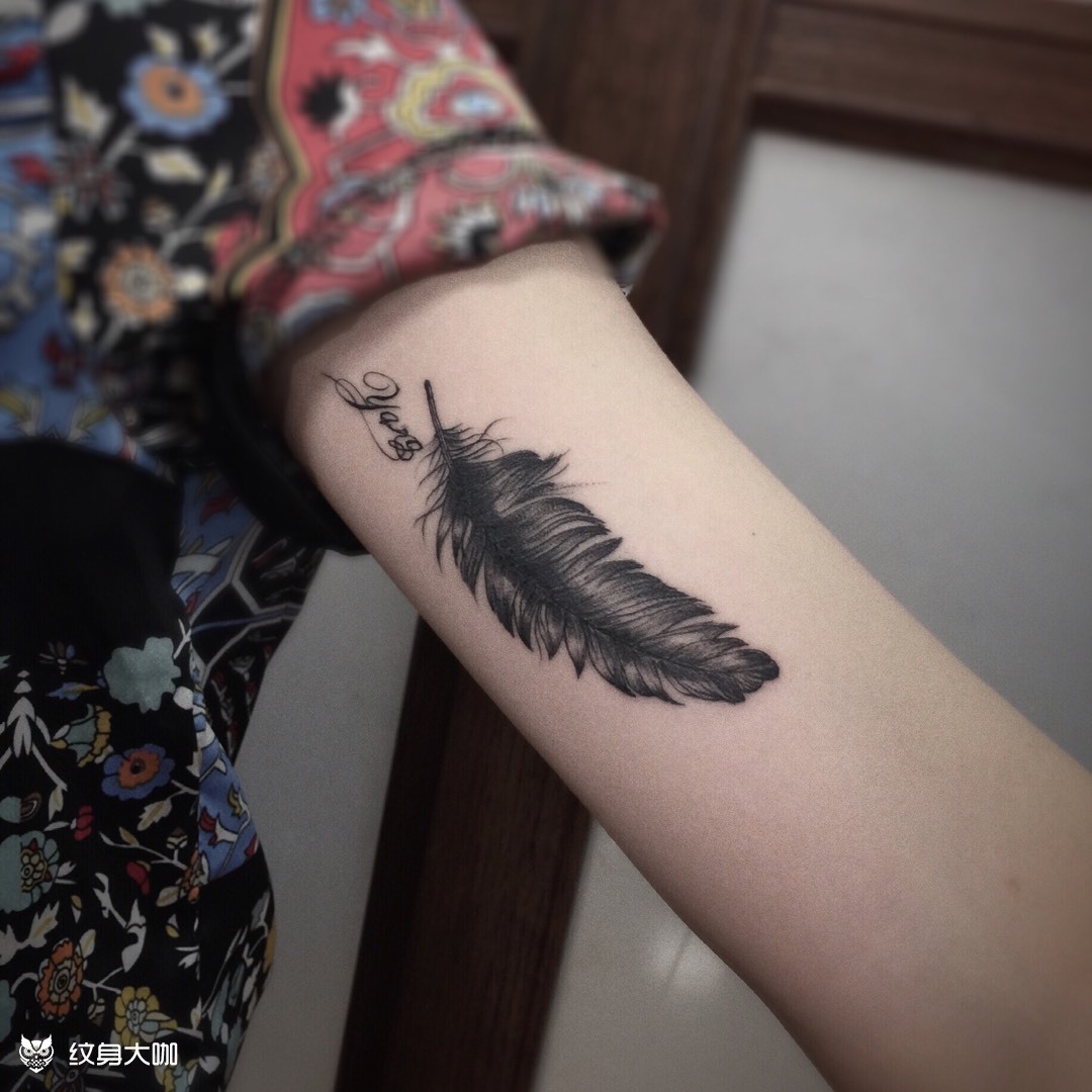 大臂内侧羽毛字母,遮盖作品_纹身图案手稿图片_十七的纹身作品集