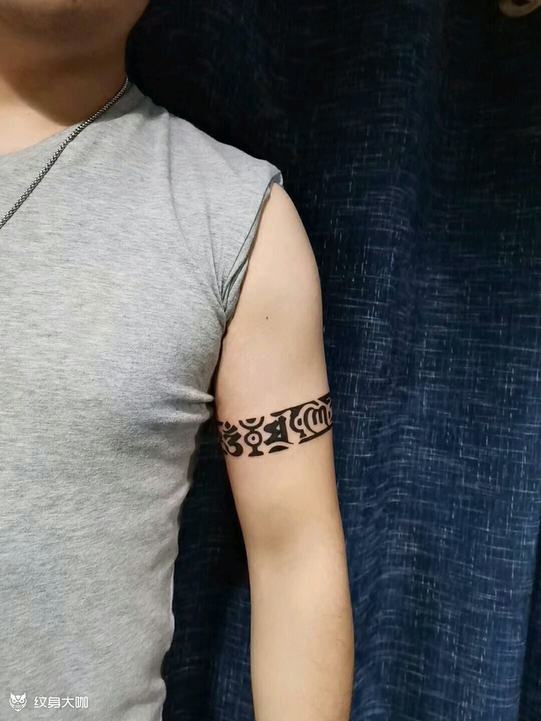 六字箴言臂环图腾