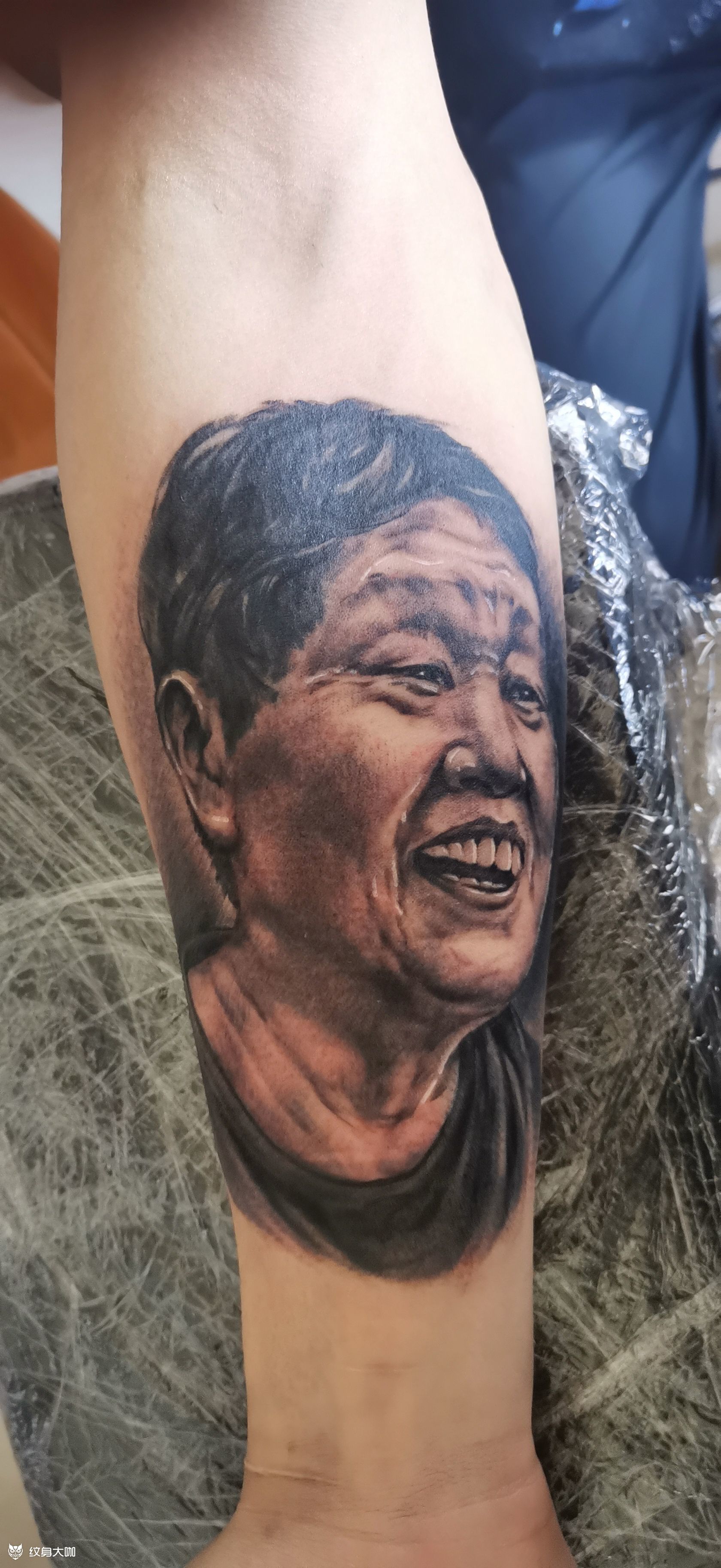 肖像《奶奶》小臂内侧位置,黑_纹身吧社区 - 纹身大咖