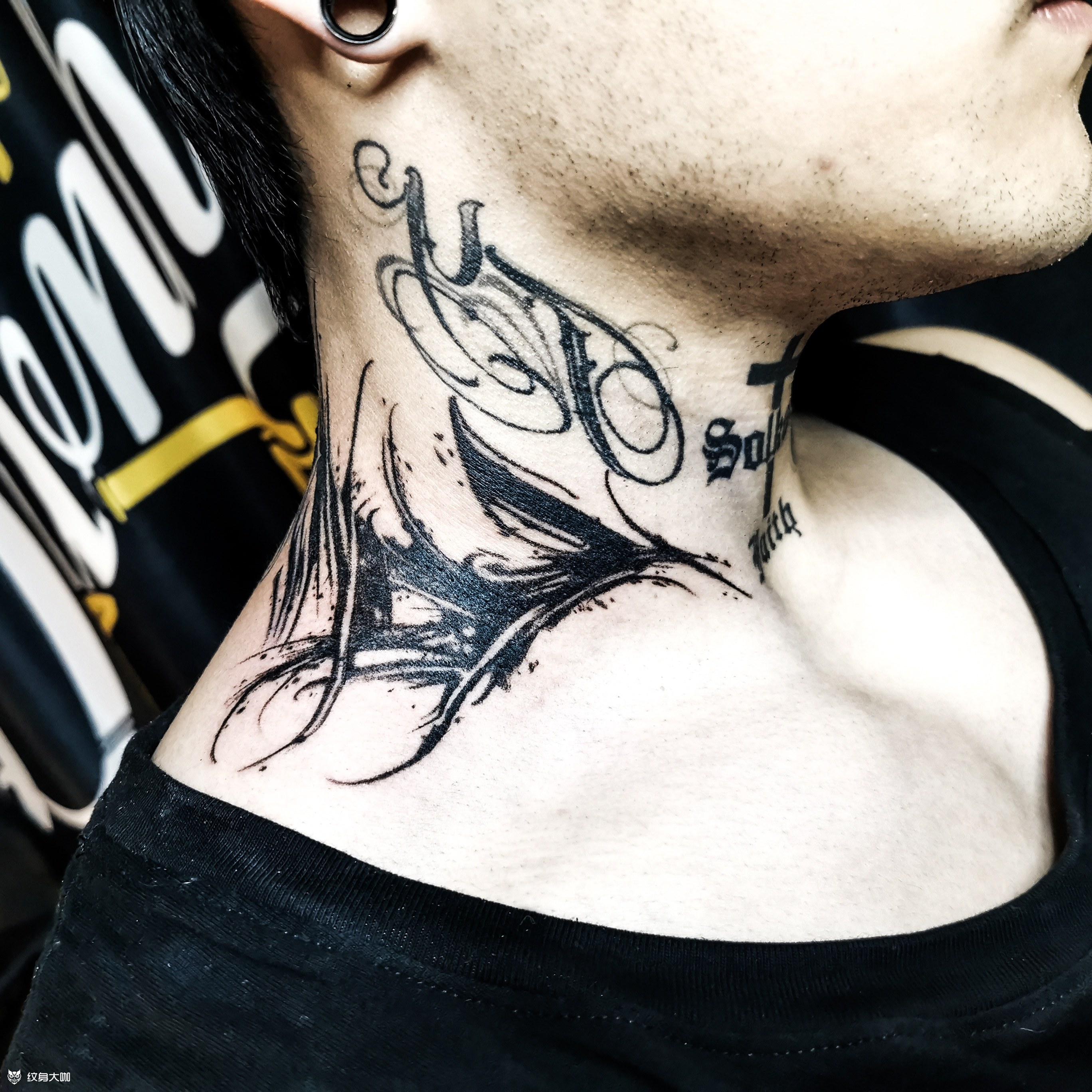 脖子暗黑花体字_纹身图案手稿图片_太子的纹身作品集