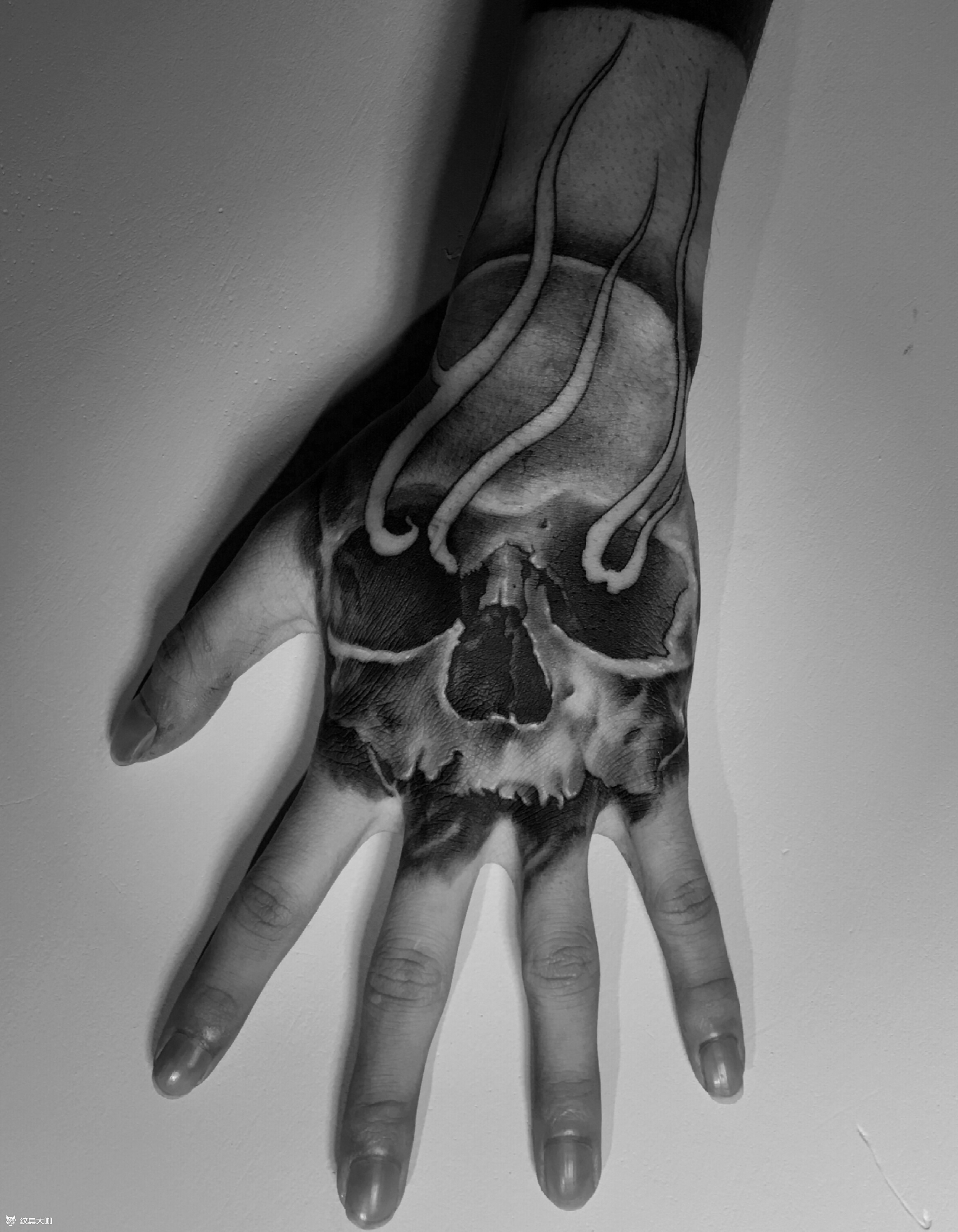 骷髅头遮盖手面旧图