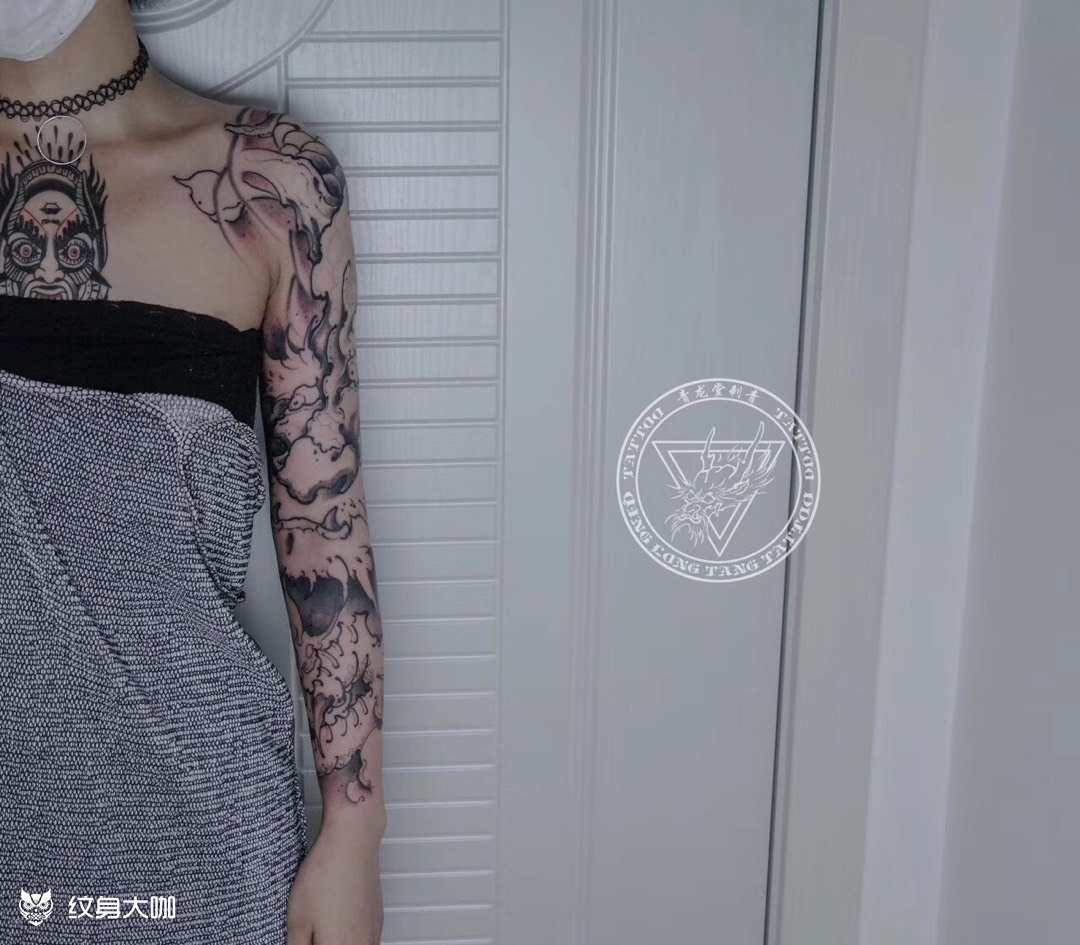 作品简介:怀宇老师今日作品: 又一位花臂女神出现 姑娘人美身材好