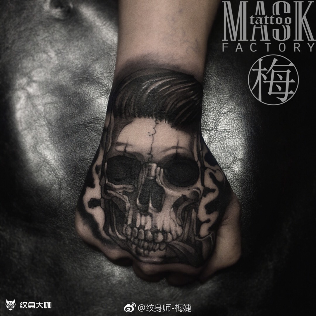 手背纹身骷髅