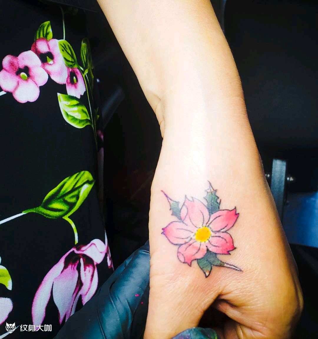手部纹身的
但是小姐姐坚持是遮盖原先虎口上留下的刀疤
彩色小花一朵