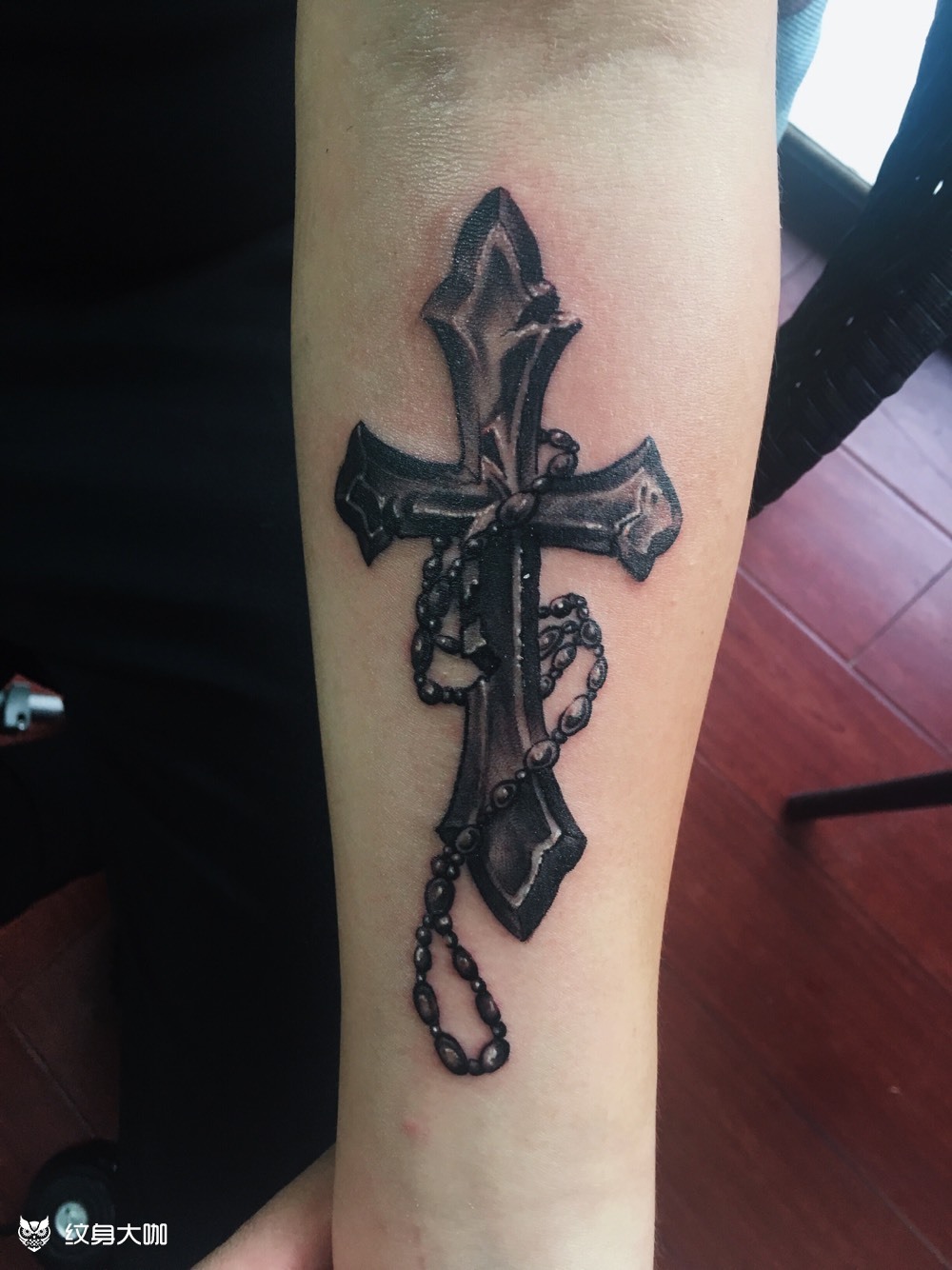 十字架纹身图案手臂图片