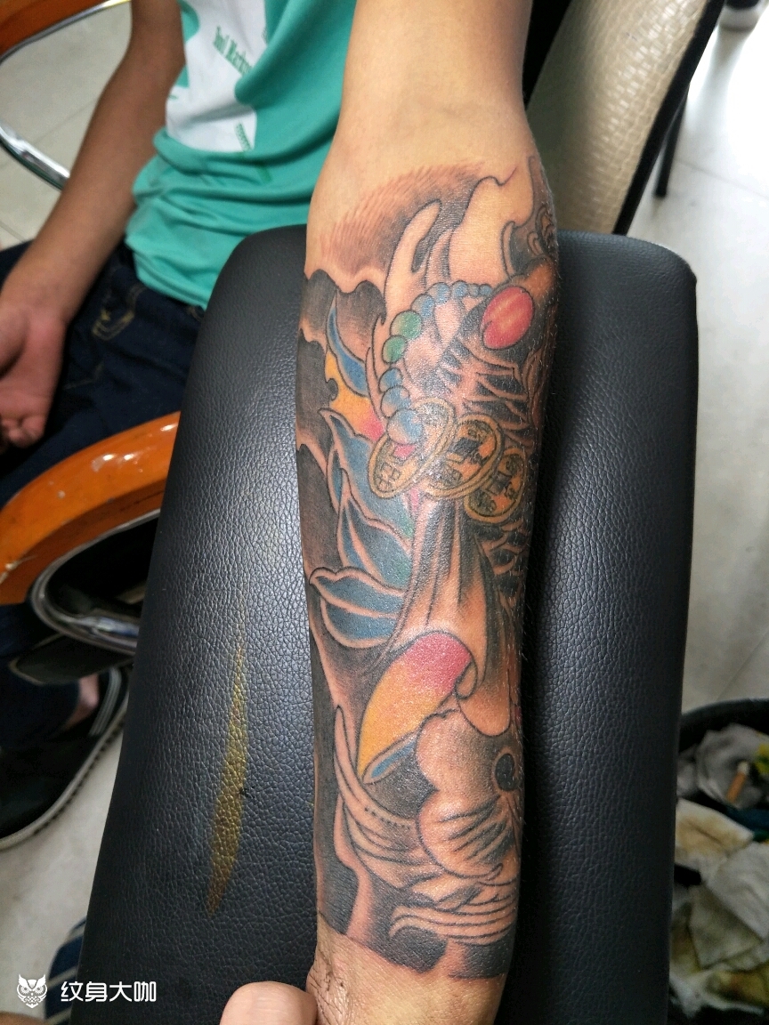 半臂招财鲤鱼_纹身图案手稿图片_安龙刺尊堂纹身的纹身作品集