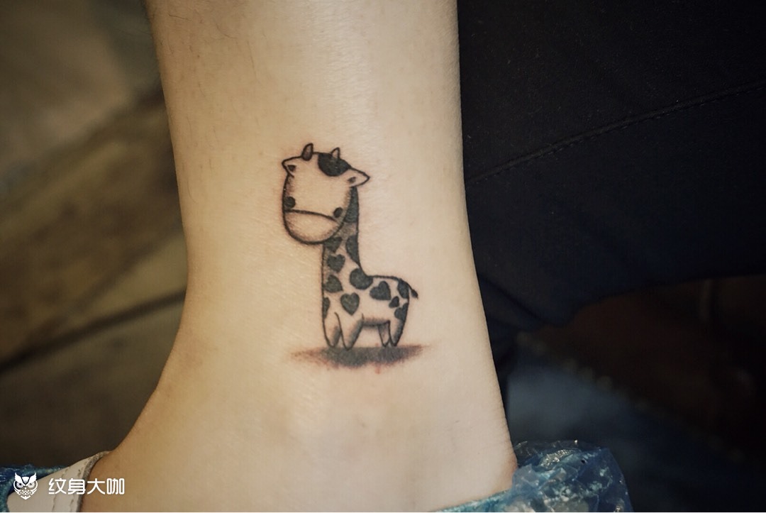可爱长颈鹿_纹身图案手稿图片_罗世豪的纹身作品集