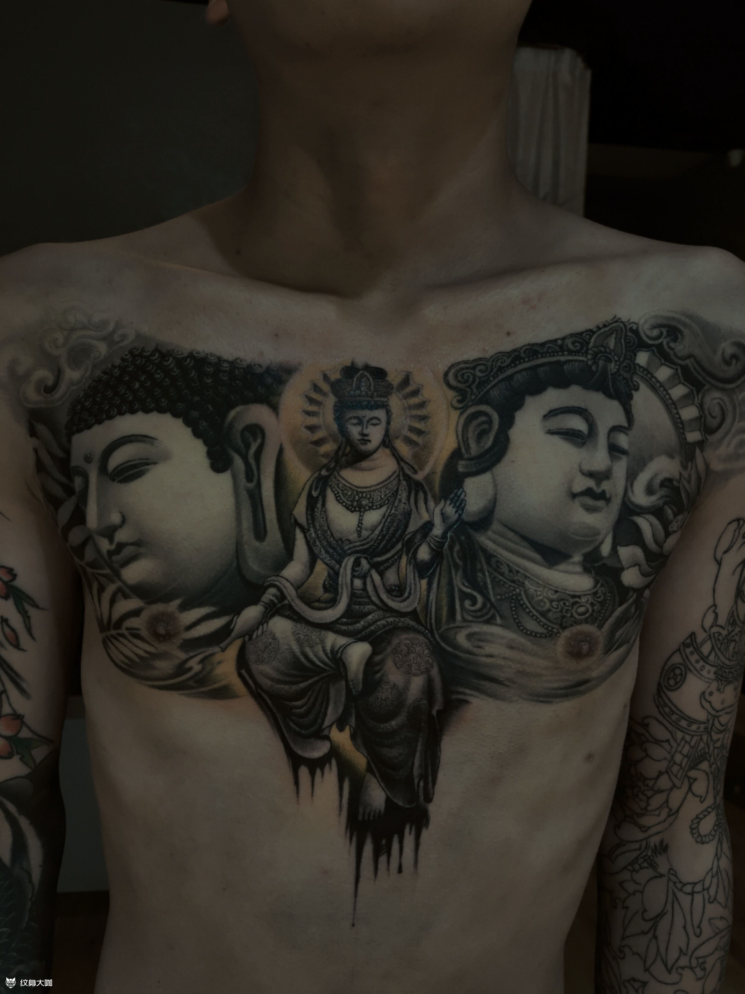 完结,《西方三圣》从左到右依次为阿弥陀佛,观世音菩萨,大势至菩萨