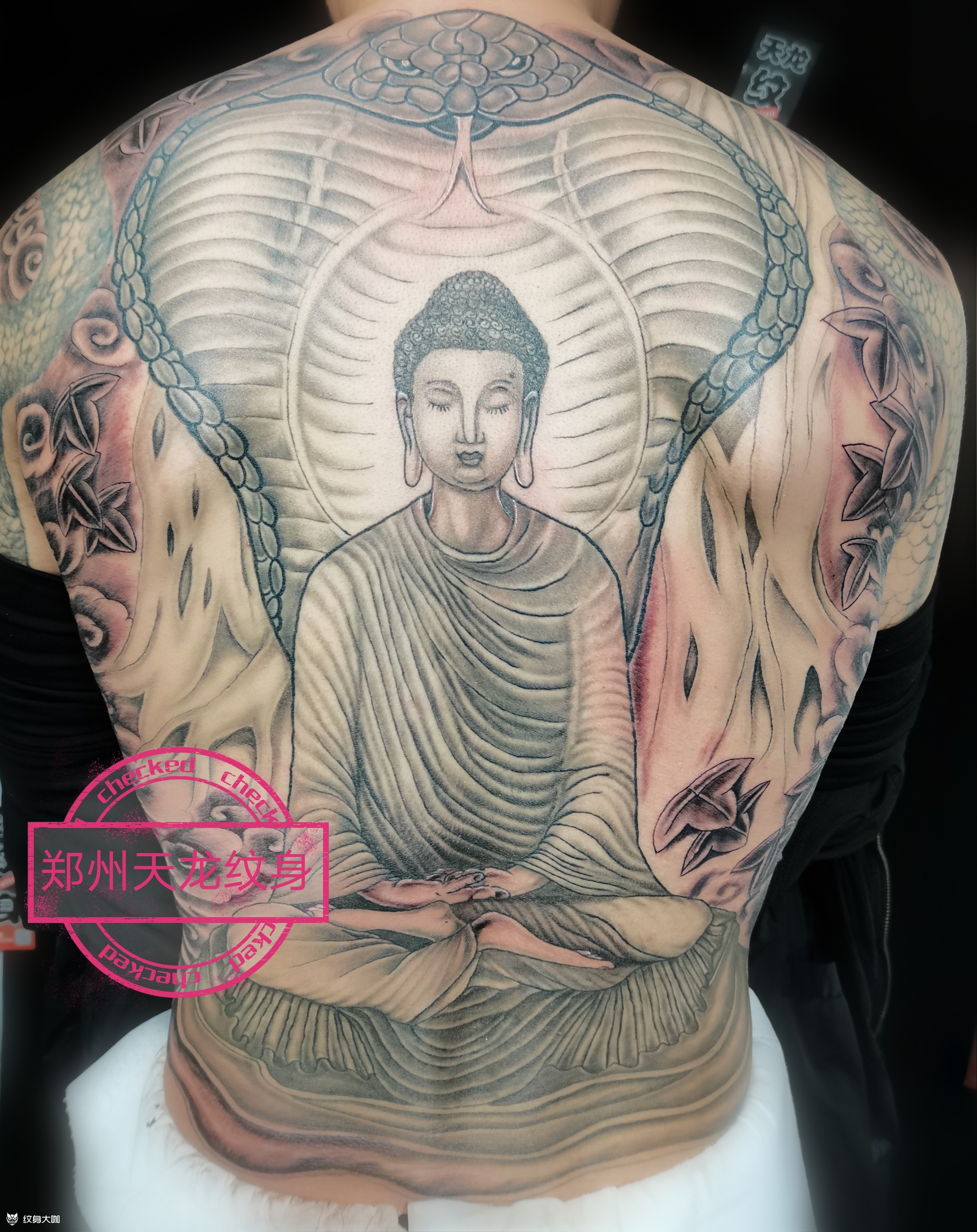 虔诚,经过沟通,为其设计了佛祖蛇下顿悟主题,加以菩提树,菩提叶和传统