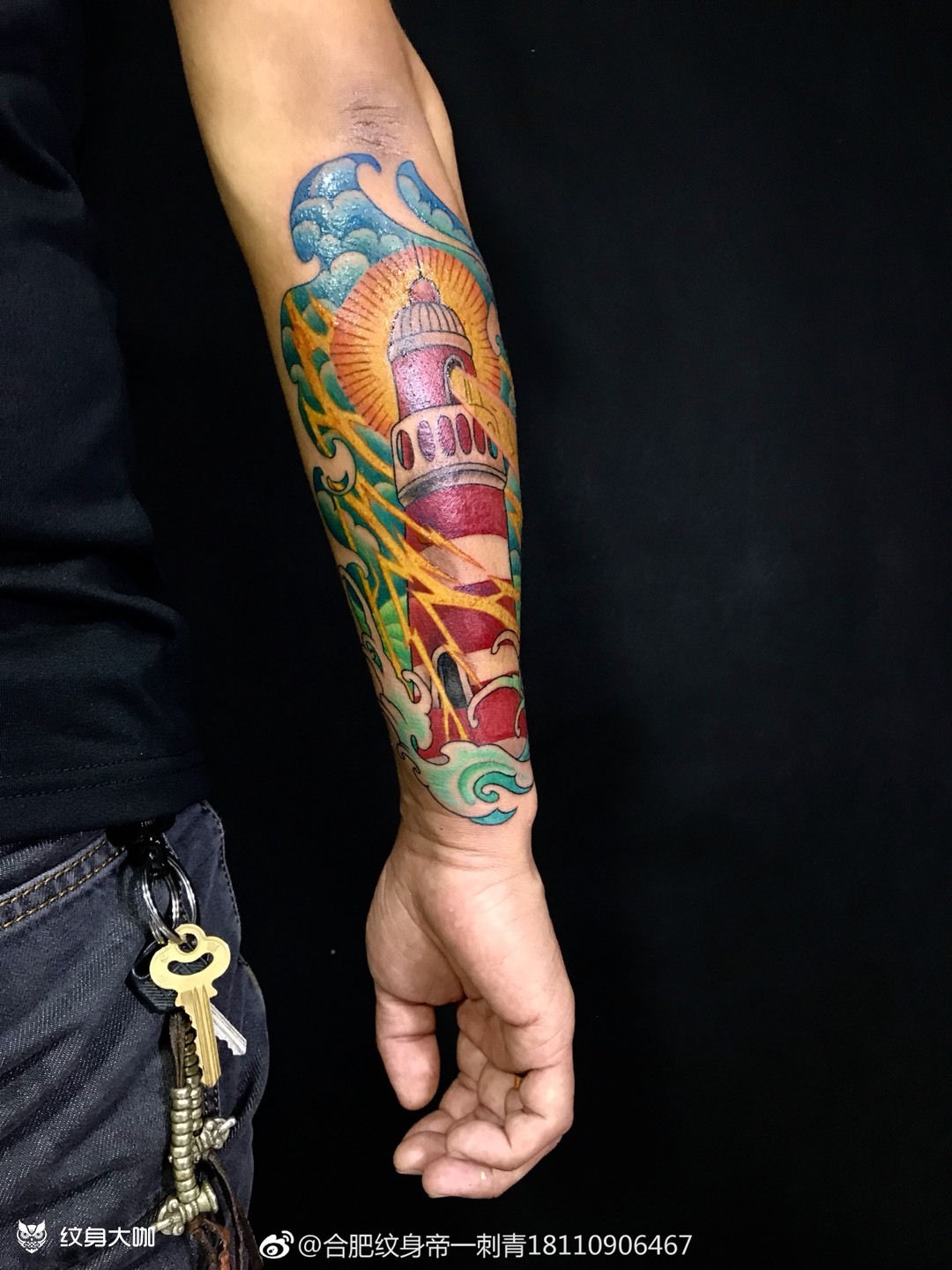 小手臂彩色灯塔纹身